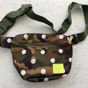 NWOT Herschel Fifteen Fanny Pack in Woodland Camo White Dot Polka